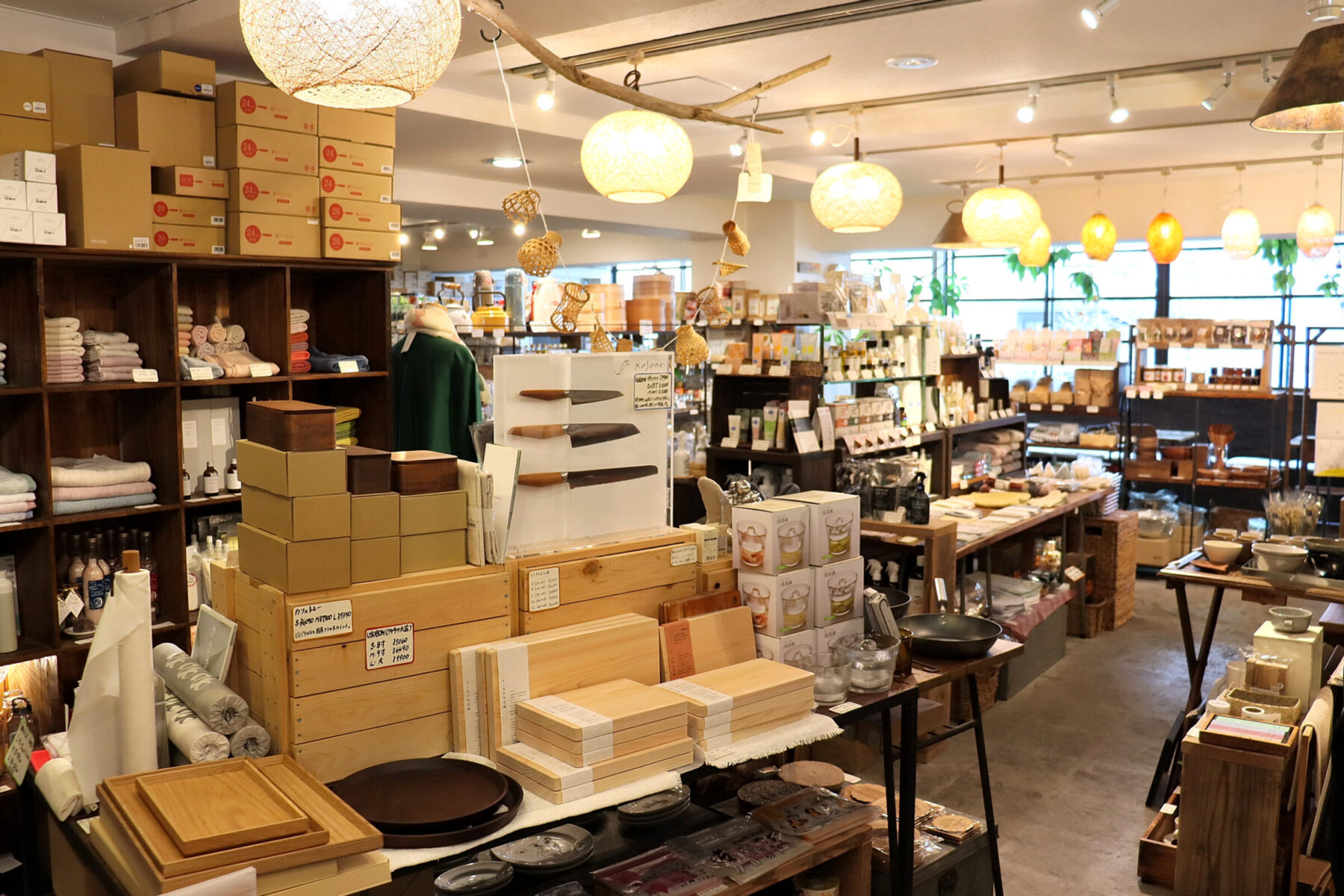 コネッタ店内　窓